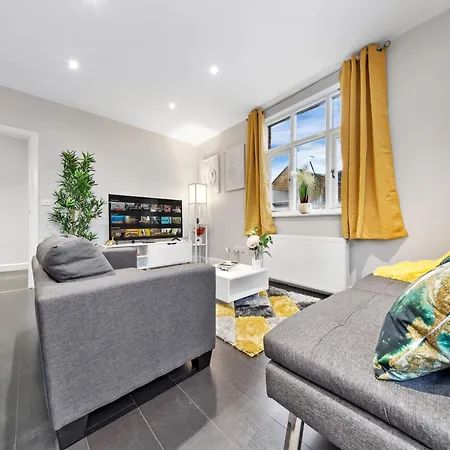 Stunning London 1-Bedroom Flat - Sleeps 4 - Parking Available - Save 20 Percent On Extended Stays - Central Location! Instant Book!